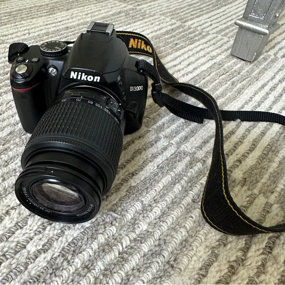 Nikon d3000 / 1 body - 2 lenses